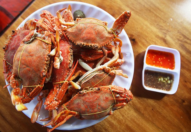 Ghẹ của v&ugrave;ng biển n&agrave;y chỉ 100.000 đồng một kg. Ghẹ kh&ocirc;ng to nhưng chắc nịch được đ&aacute;nh bắt tự nhi&ecirc;n bởi người d&acirc;n ch&agrave;i. M&oacute;n n&agrave;y chế biến như bề bề. C&aacute;c m&oacute;n n&agrave;y ngon v&agrave; rẻ nhất phải ăn tại l&agrave;ng ch&agrave;i H&agrave;m Ninh.